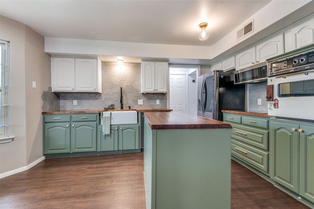 901 Rockwall Drive, Euless, TX 76039