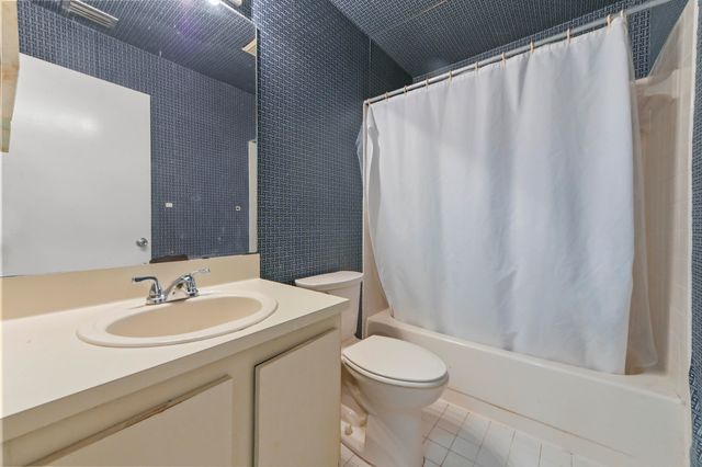 105 Lakeview Drive E, Royal Palm Beach, FL 33411