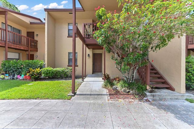 105 Lakeview Drive E, Royal Palm Beach, FL 33411
