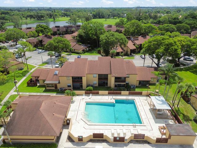 105 Lakeview Drive E, Royal Palm Beach, FL 33411