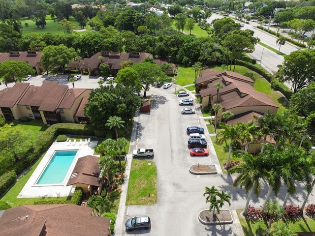 105 Lakeview Drive E, Royal Palm Beach, FL 33411
