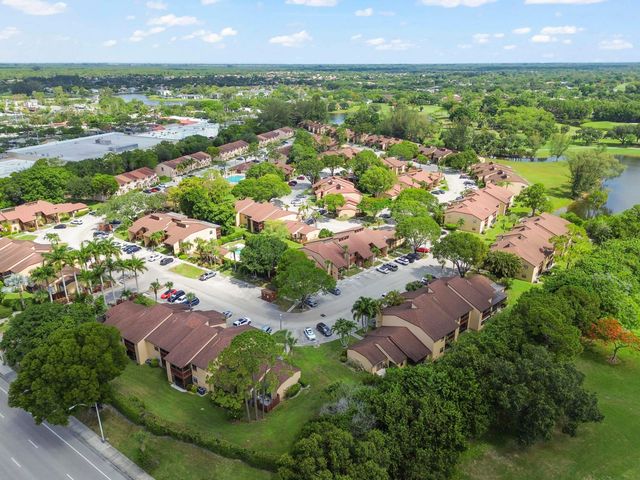 105 Lakeview Drive E, Royal Palm Beach, FL 33411