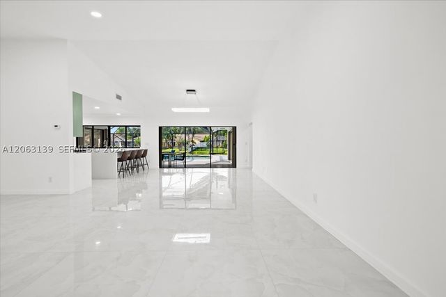 9272 NW 18th St, Plantation, FL 33322