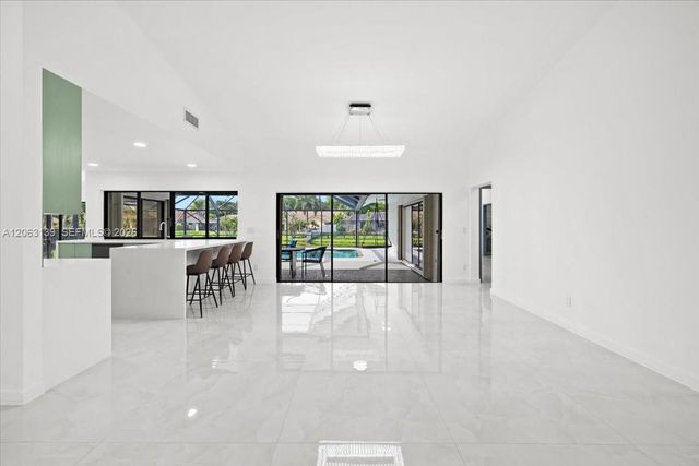 9272 NW 18th St, Plantation, FL 33322