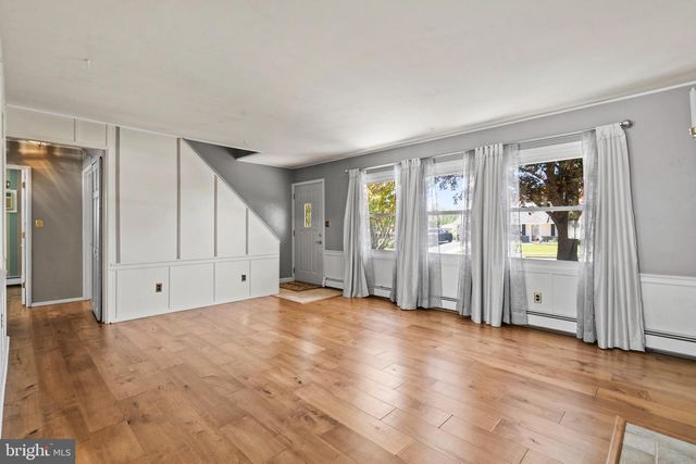 25 CABLE RD, Levittown, PA 19057