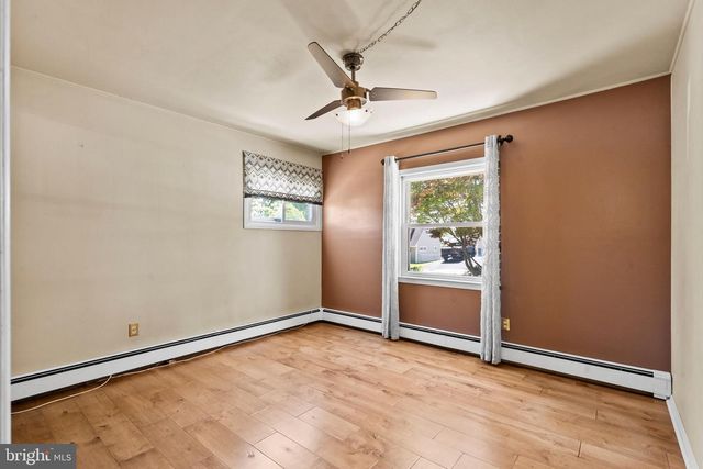 25 CABLE RD, Levittown, PA 19057