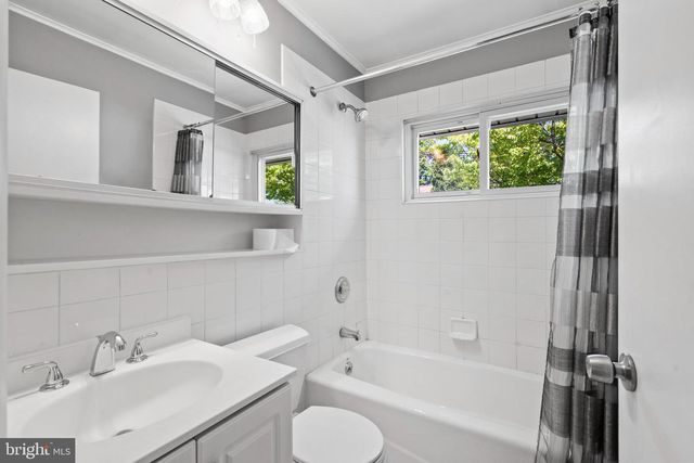 25 CABLE RD, Levittown, PA 19057