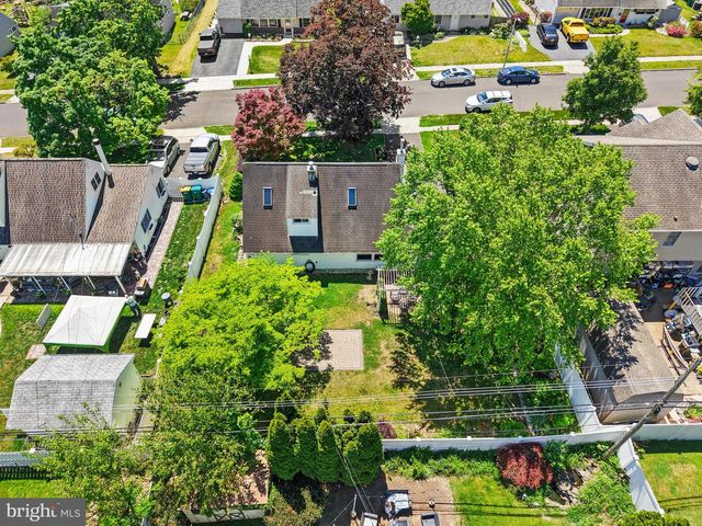 25 CABLE RD, Levittown, PA 19057