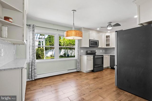 25 CABLE RD, Levittown, PA 19057
