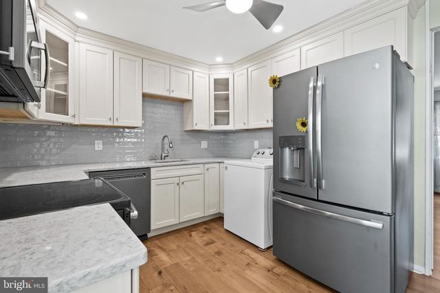 25 CABLE RD, Levittown, PA 19057