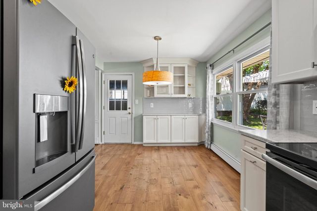 25 CABLE RD, Levittown, PA 19057