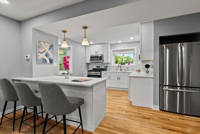 7249 N CAMPBELL Avenue B, Chicago, IL 60645