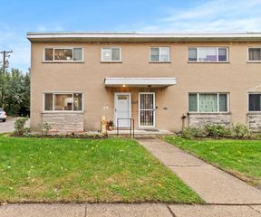 7249 N CAMPBELL Avenue B, Chicago, IL 60645