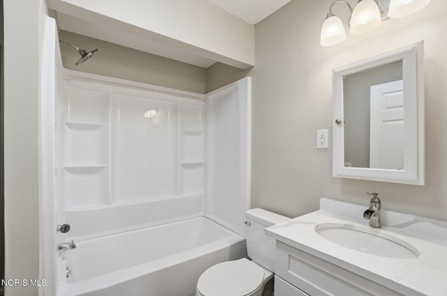 7964 Hill Avenue, Holland, OH 43528