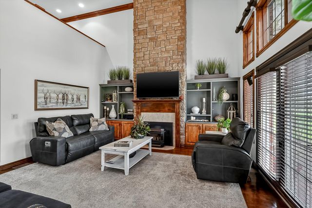 2348 S Farm Road 111, Springfield, MO 65802