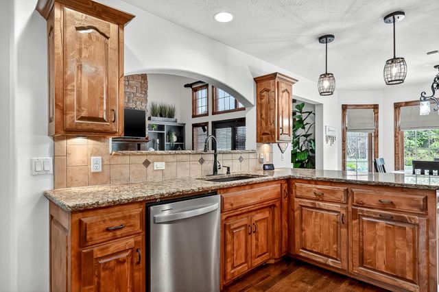 2348 S Farm Road 111, Springfield, MO 65802