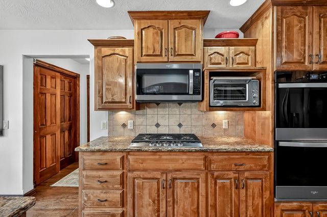 2348 S Farm Road 111, Springfield, MO 65802