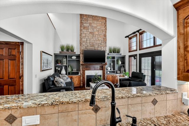 2348 S Farm Road 111, Springfield, MO 65802