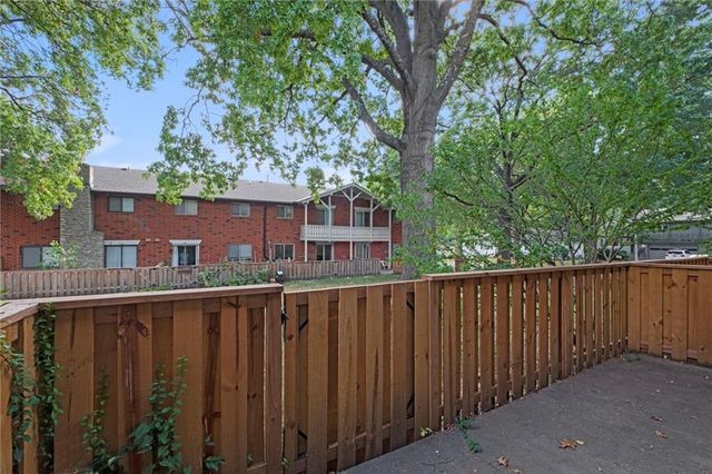 9569 Outlook Drive, Overland Park, KS 66207