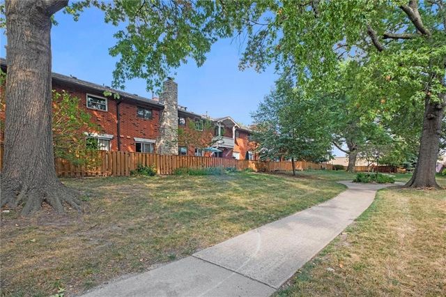 9569 Outlook Drive, Overland Park, KS 66207