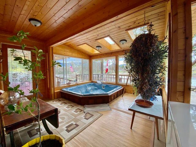 955 SW Rogue River Avenue, Grants Pass, OR 97526