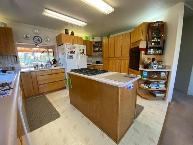 955 SW Rogue River Avenue, Grants Pass, OR 97526