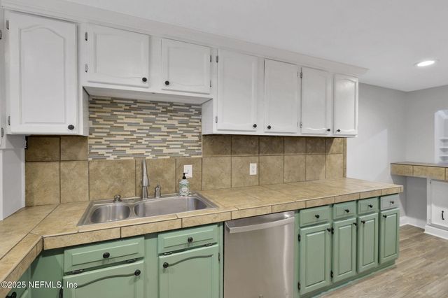 3452 N RIDE Court, Jacksonville, FL 32223