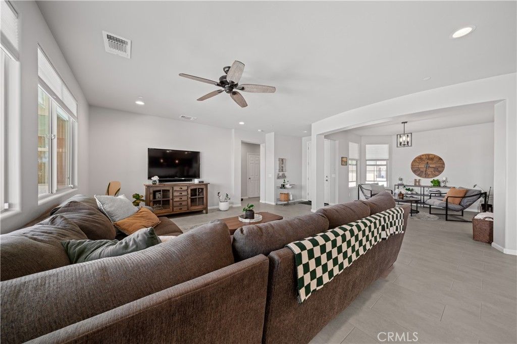 Image 3 of property listing at 227 Hammersmith, Bakersfield, CA 93314