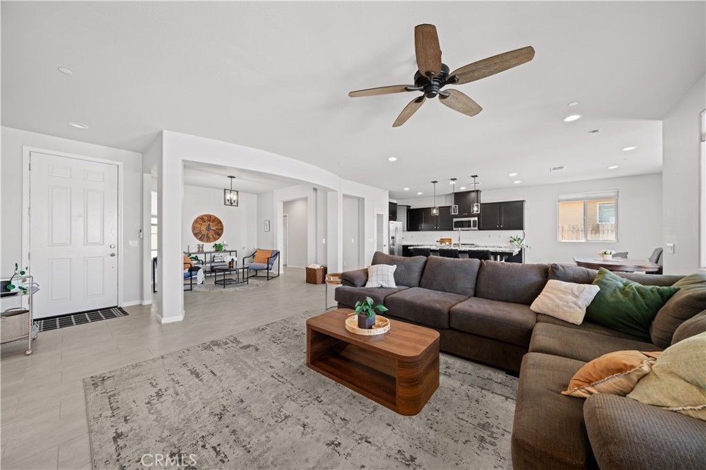Image 4 of property listing at 227 Hammersmith, Bakersfield, CA 93314