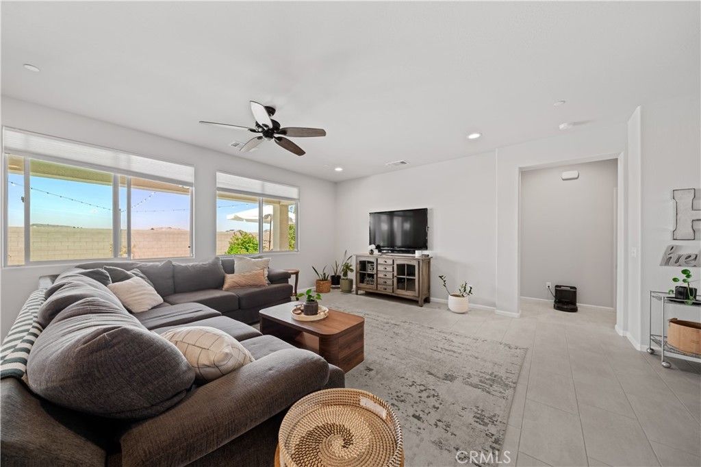 Image 5 of property listing at 227 Hammersmith, Bakersfield, CA 93314
