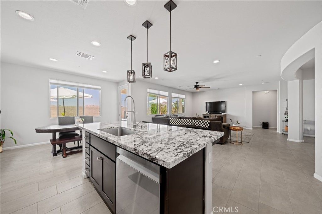 Image 8 of property listing at 227 Hammersmith, Bakersfield, CA 93314