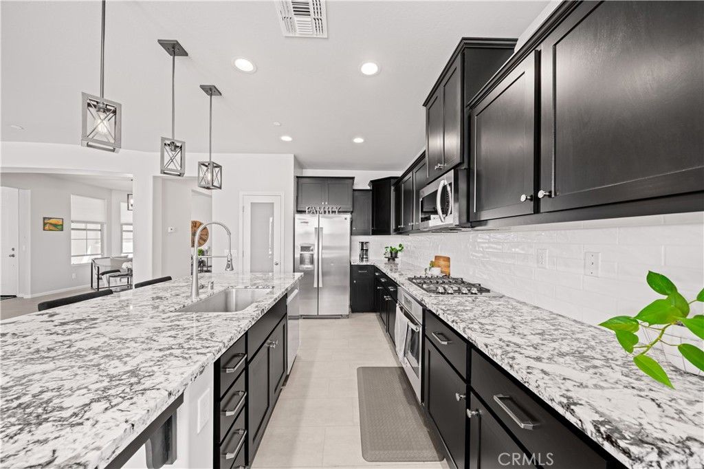 Image 9 of property listing at 227 Hammersmith, Bakersfield, CA 93314