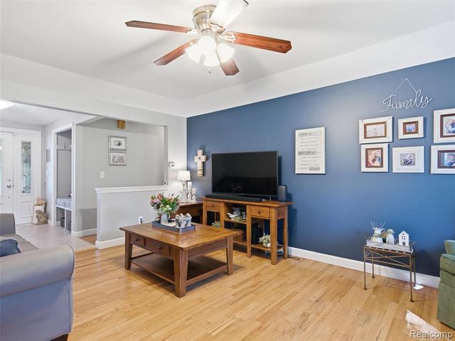 36829 Lansbury Lane, Farmington, MI 48335