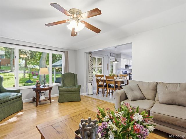 36829 Lansbury Lane, Farmington, MI 48335