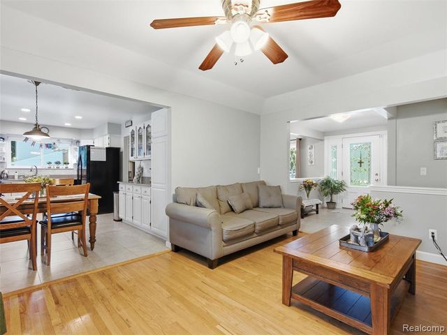 36829 Lansbury Lane, Farmington, MI 48335