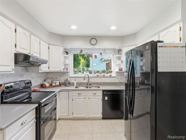 36829 Lansbury Lane, Farmington, MI 48335