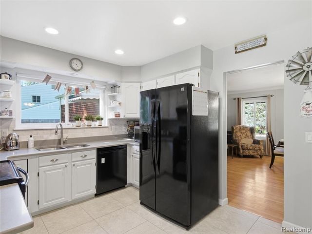 36829 Lansbury Lane, Farmington, MI 48335
