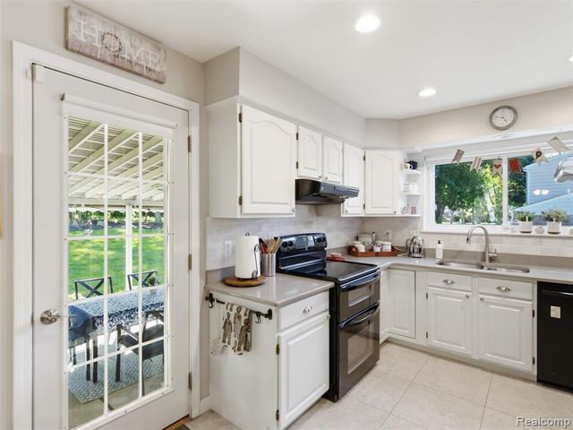 36829 Lansbury Lane, Farmington, MI 48335