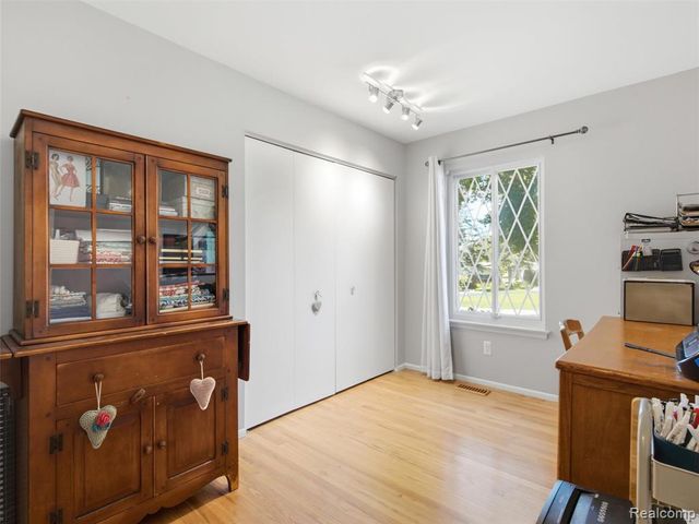 36829 Lansbury Lane, Farmington, MI 48335