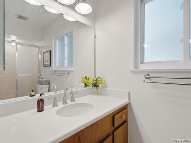 36829 Lansbury Lane, Farmington, MI 48335