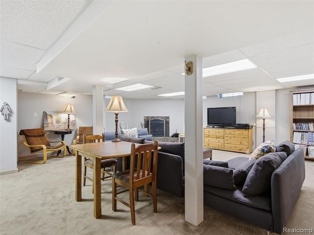 36829 Lansbury Lane, Farmington, MI 48335