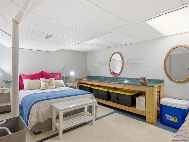 36829 Lansbury Lane, Farmington, MI 48335