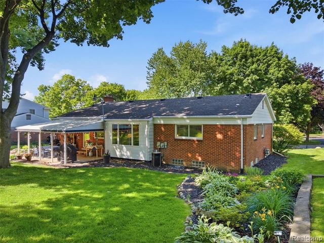 36829 Lansbury Lane, Farmington, MI 48335