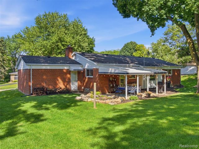 36829 Lansbury Lane, Farmington, MI 48335