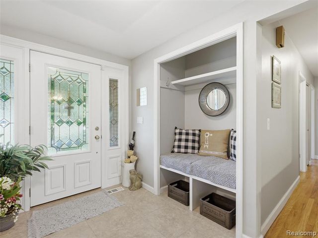 36829 Lansbury Lane, Farmington, MI 48335