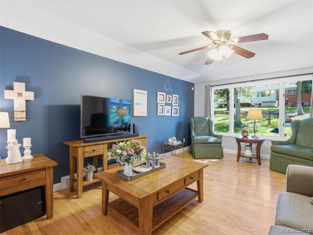 36829 Lansbury Lane, Farmington, MI 48335