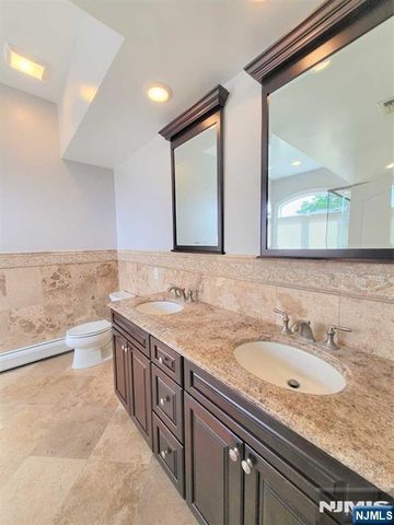 35 W Edsall Avenue B, Palisades Park, NJ 07650