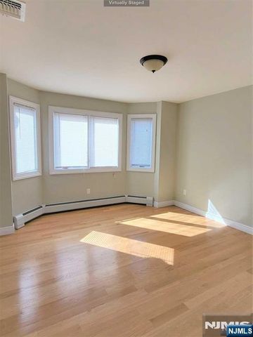 35 W Edsall Avenue B, Palisades Park, NJ 07650