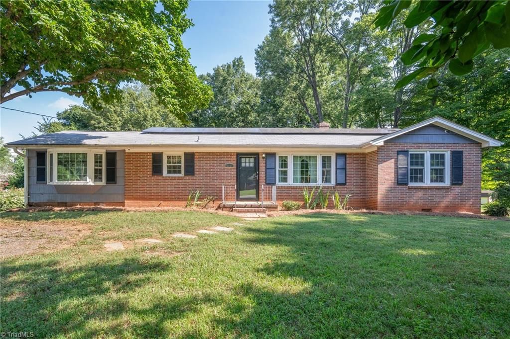6233 Parkfield Lane, Clemmons, NC 27012