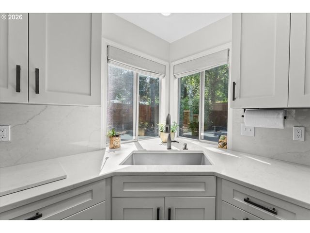 15611 PARTRIDGE Dr, Lake Oswego, OR 97035